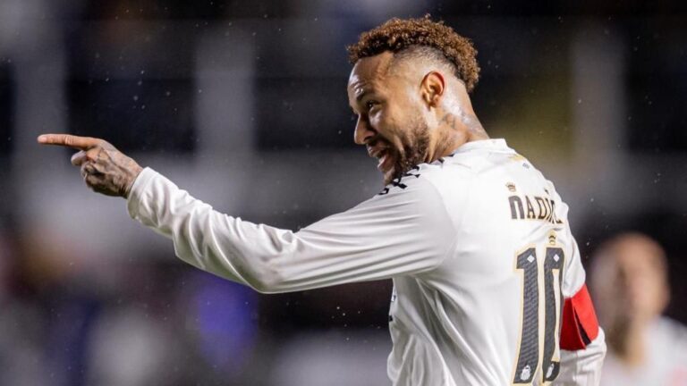Neymar marca golaço contra Chapecoense na Vila Belmiro