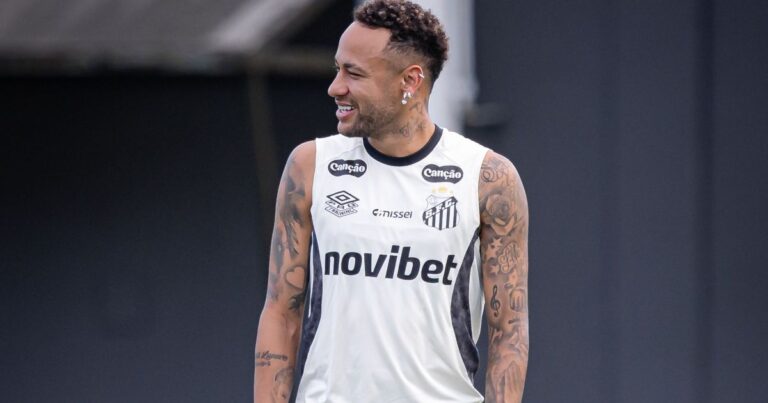Neymar se reapresenta ao Santos após Copa