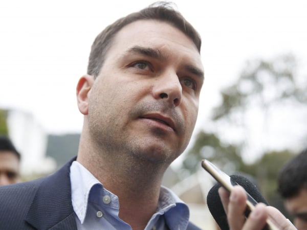 Pré-campanha de Flávio reconhece vantagem de Lula com novo tarifaço