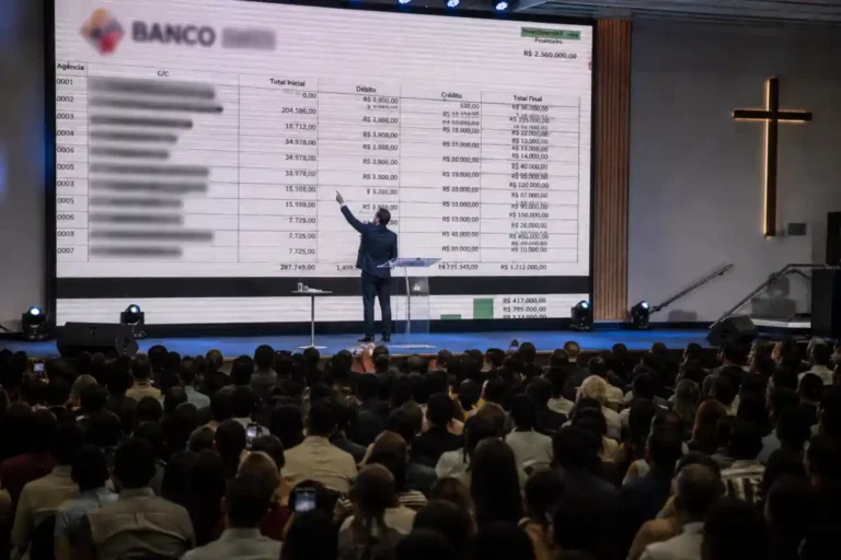 Pastor exibe extrato bancário e balanço de dízimos ao vivo em culto