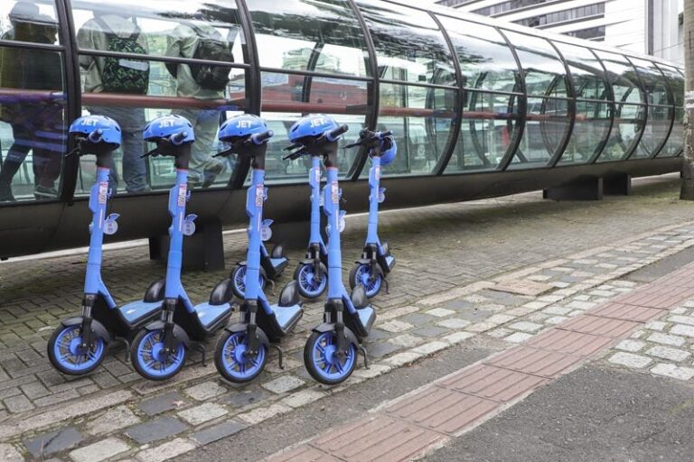 Curitiba restringe circulação de patinetes em áreas de alto fluxo