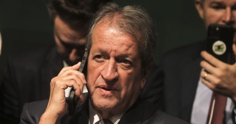 Dino bloqueia R$ 119 milhões de emendas de Valdemar Costa Neto