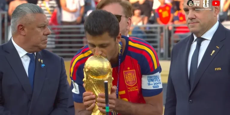 Rodri dedica título da Copa do Mundo a Deus e sua fé cristã