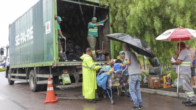 Serviços itinerantes da Prefeitura de Curitiba funcionam nesta quinta