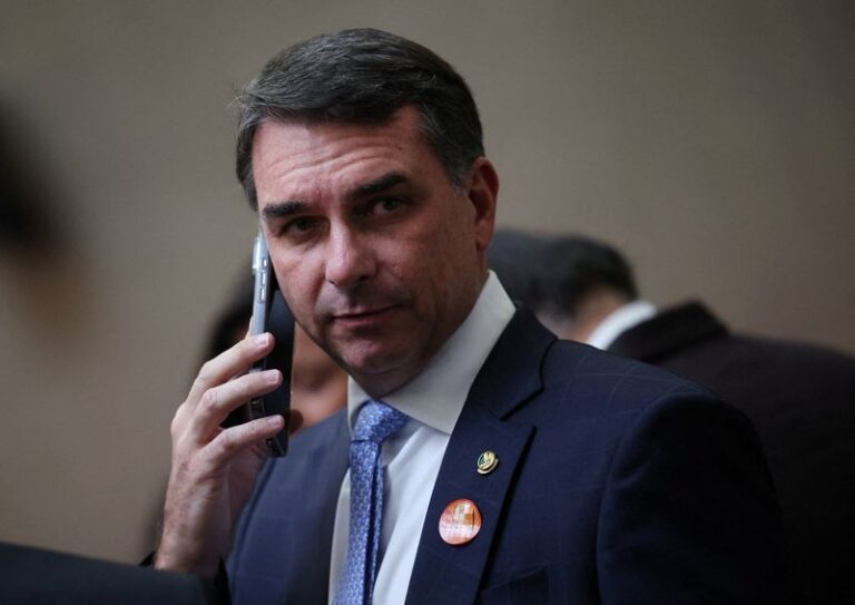 Campanha de Flávio denuncia ação articulada contra sua candidatura