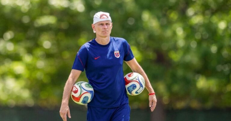 Ancelotti encerra polêmica com presente ao técnico da Noruega
