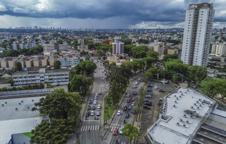 Prefeitura interdita Avenida Arthur Bernardes em Curitiba para obras de drenagem