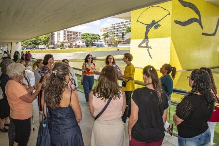 Museu Oscar Niemeyer oferece visitas guiadas e oficinas em Curitiba