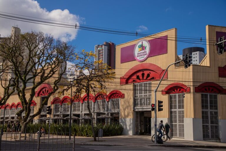 Mercado Municipal de Curitiba celebra 68 anos como cartão-postal