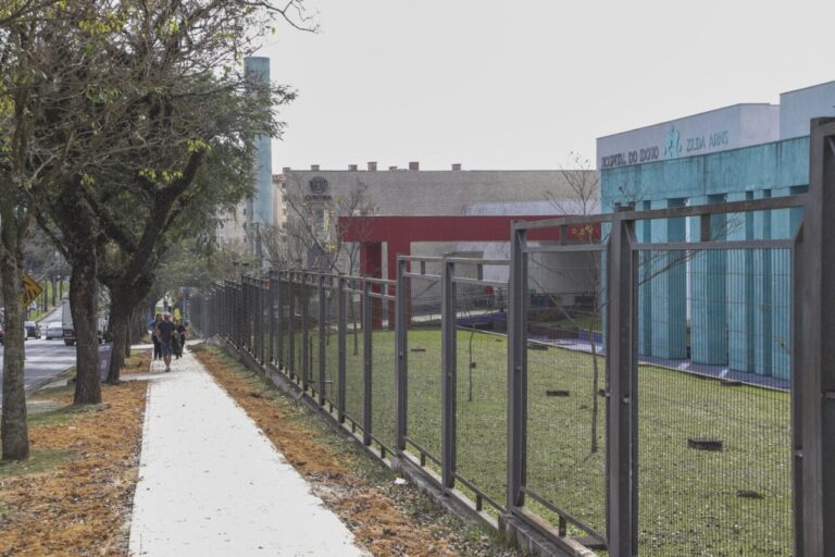 Prefeitura reforma calçadas em frente ao Hospital do Idoso em Curitiba