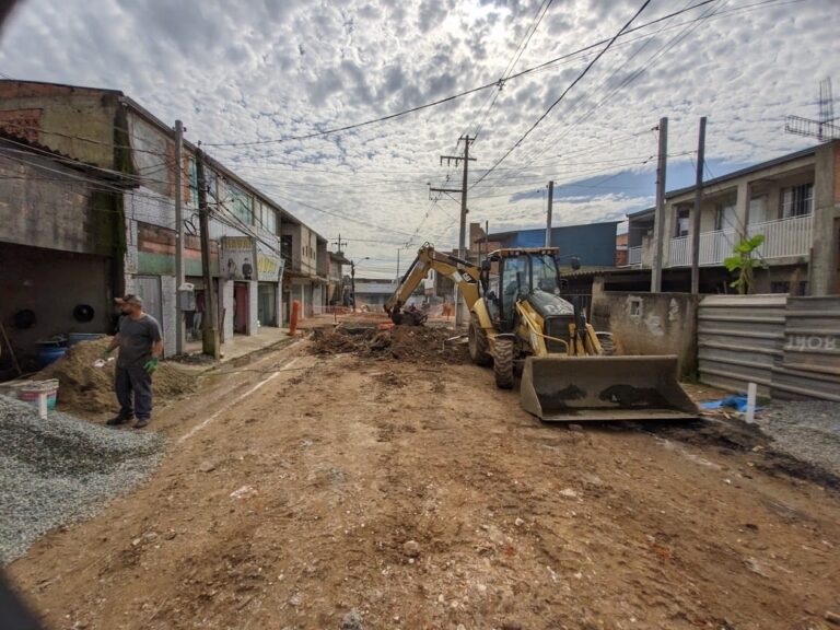 Rua do Comércio no Caximba é interditada para serviços de escavação
