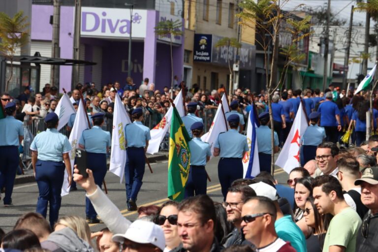 Desfile cívico-militar do Pinheirinho leva 30 mil pessoas às ruas de Curitiba