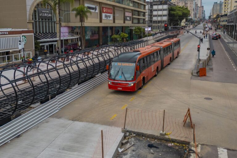Montagem de estação-tubo na Praça Eufrásio Correia é interrompida em Curitiba