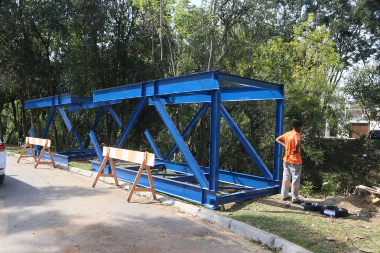 Prefeitura substitui passarela de madeira por estrutura metálica no Rio Barigui
