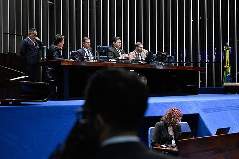 Omar Aziz mantém texto da Câmara na PEC do fim da escala 6x1