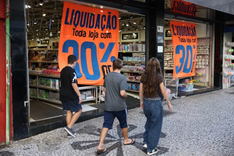 Comércio paranaense emprega 800 mil e fatura R$ 651 mi