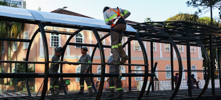 Segunda estação-tubo da Praça Eufrásio Correia começa a ser montada em Curitiba