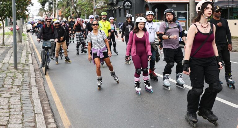 Passeio de roller em Curitiba sensibiliza sobre violência contra mulher