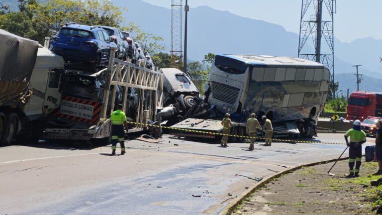 Engavetamento na BR-277 deixa dois mortos e 18 feridos no Paraná