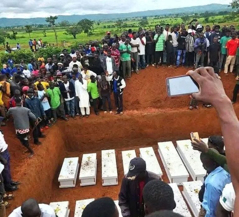 Funeral coletivo homenageia 30 cristãos mortos em ataque na Nigéria