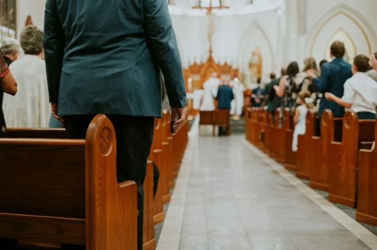 Sociedade Bíblica Americana constata queda na frequência de jovens homens a igrejas