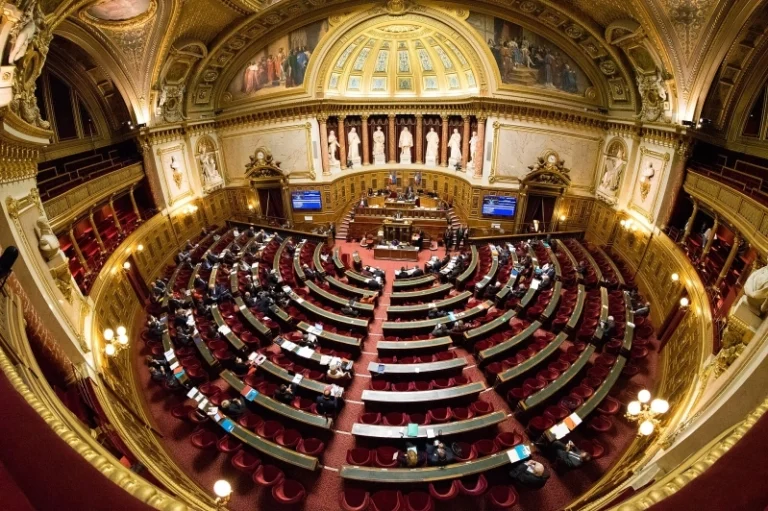 Conselho Constitucional da França garante direito de instituições religiosas recusarem eutanásia