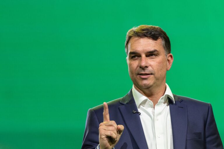 Flávio Bolsonaro se encontra com ministro da Justiça de El Salvador