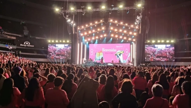 Evento cristão reúne milhares de mulheres na Cidade do México
