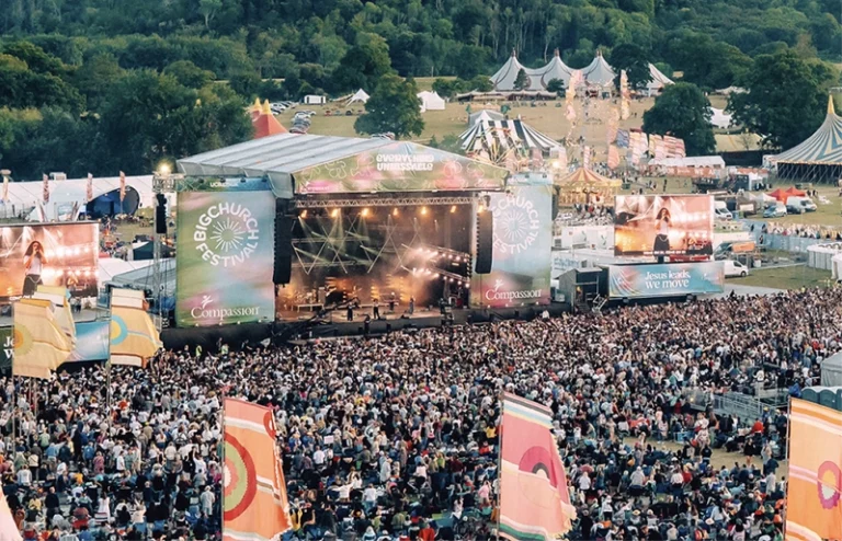 Homem morre e seis ficam feridos após queda de placa no Big Church Festival