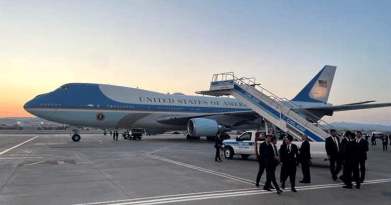 Correspondentes da Casa Branca cobram plano conjunto com governo após voo secreto de Trump