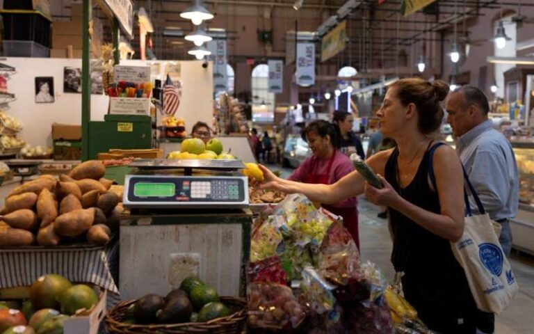 Confiança do consumidor cai em agosto para menor nível desde fim de 2022