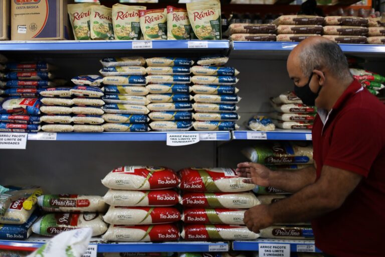 Varejo tem alta de 0,5% em junho, mas ampliado cai 1%