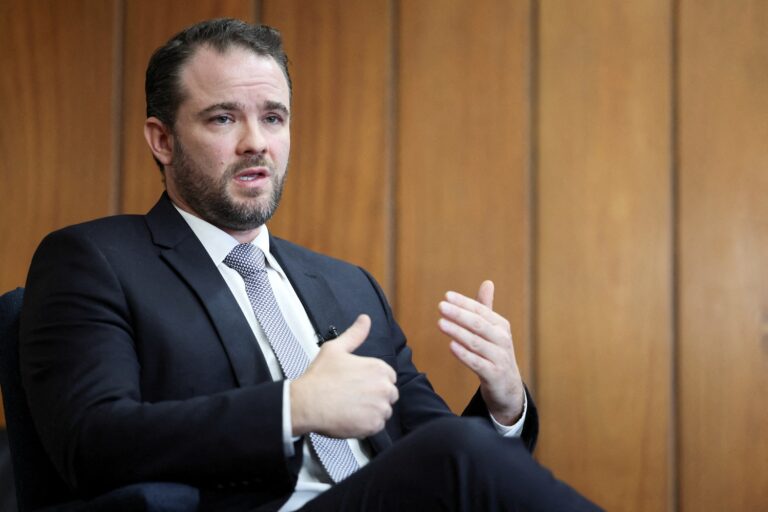 Ministro da Fazenda busca reunião com Malan e Arminio Fraga sobre agenda fiscal