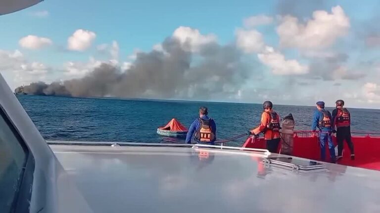Incêndio em balsa na Indonésia mata uma pessoa e deixa 172 resgatados