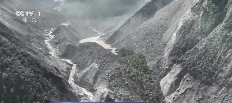 Helicópteros enfrentam limite em resgates no Himalaia após desastre