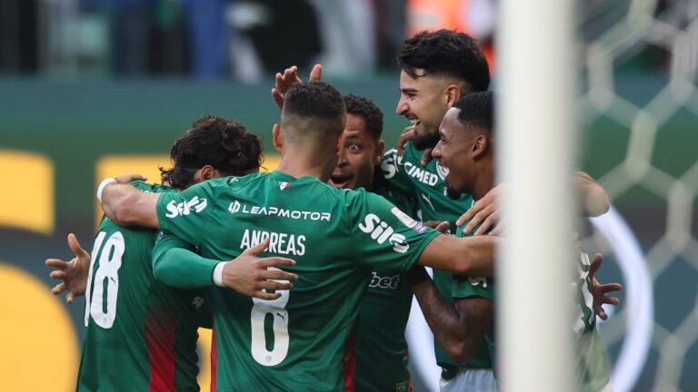 Palmeiras goleia Vasco e abre 6 pontos de vantagem na liderança