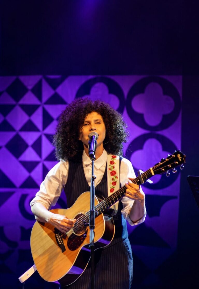 Roberta Campos se apresenta na Feira do Livro de Foz do Iguaçu