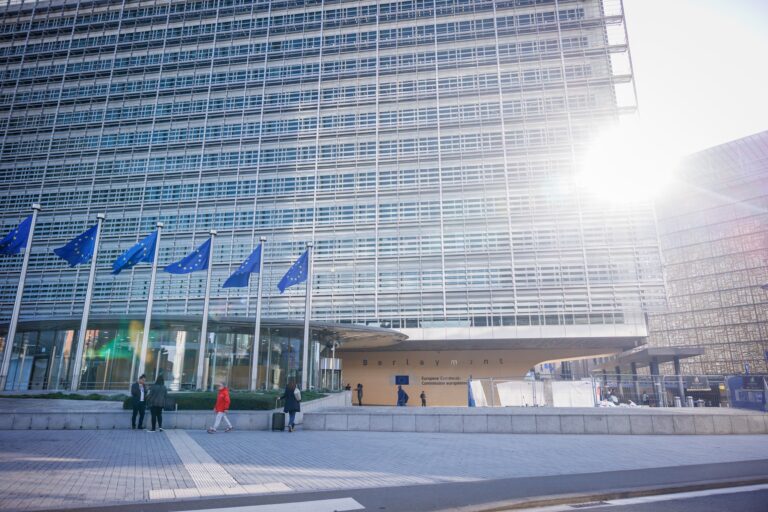 Comissão Europeia promete revisar regras bancárias contestadas pelo setor