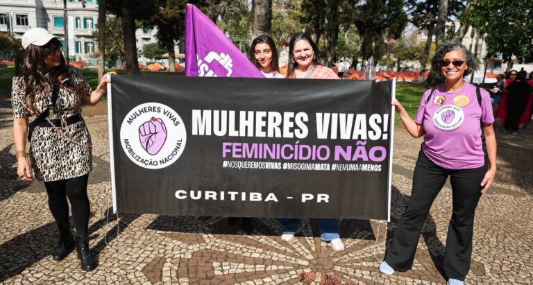 Mulheres protestam em Curitiba e cobram votação do PL da misoginia