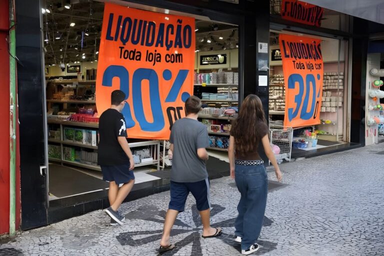 Indústria e comércio do Paraná geram mais empregos em junho de 2026