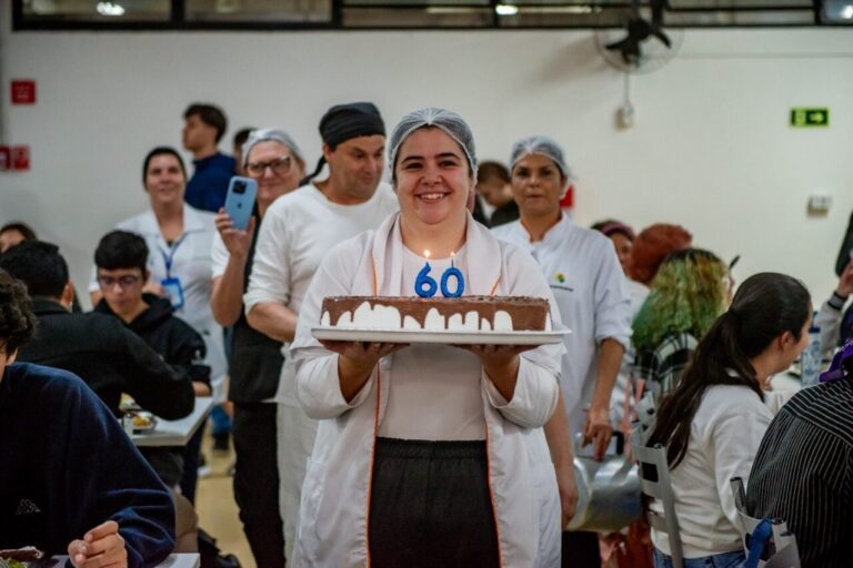 UFPR comemora 60 anos do restaurante universitário com refeições a preço social