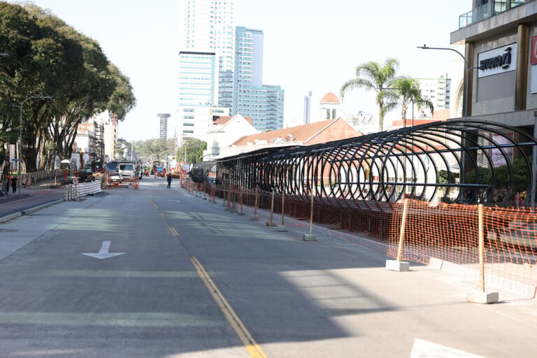 Prefeitura de Curitiba fecha trecho da Avenida Sete de Setembro para transformar em calçadão