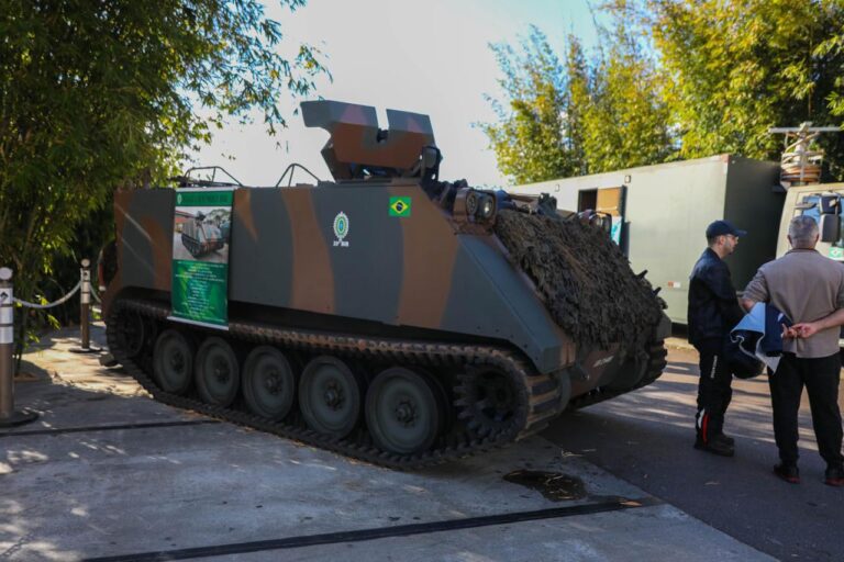 Exército Brasileiro expõe viaturas militares no Jockey Plaza de Curitiba