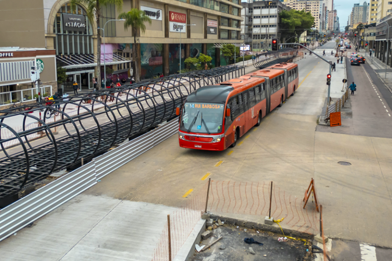 Obras da estação-tubo na Praça Eufrásio Correia são interrompidas por questões técnicas