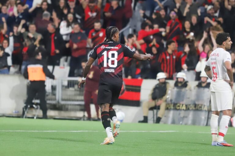 Vargas marca e Gilberto criam jogadas no Athletico contra Bragantino na Arena