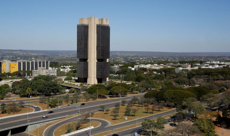 Mercado mantém Selic em 13,75% e dólar em R$ 5,20 para 2026