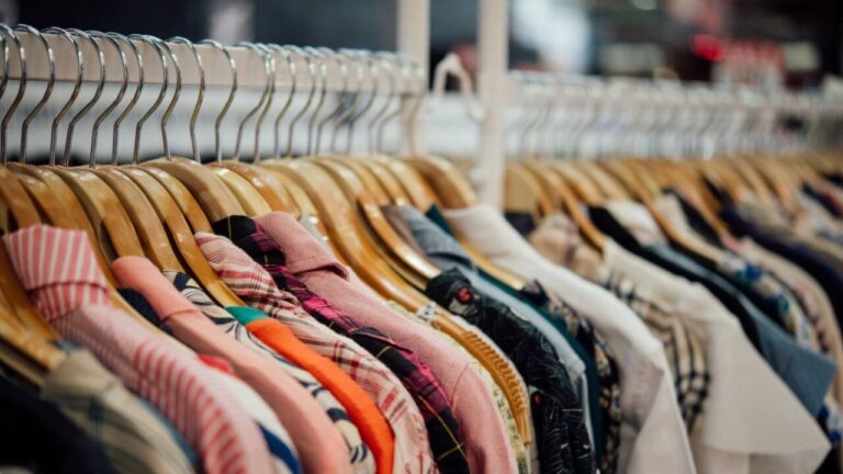 Cáritas Paraná promove bazar solidário com mais de 15 mil peças em Curitiba