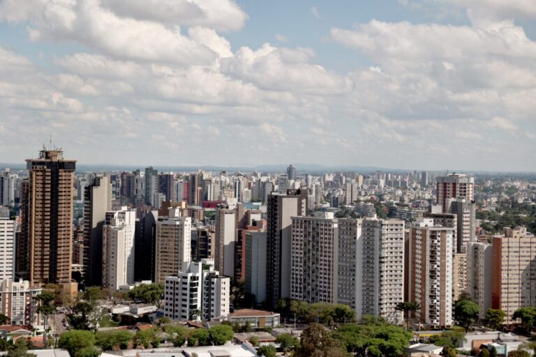 Mercado imobiliário de usados cresce em Curitiba durante junho