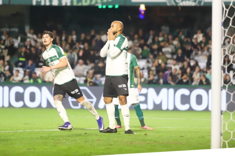 Moledo se destaca em defesa e Cóser marca na vitória do Coritiba sobre Chapecoense