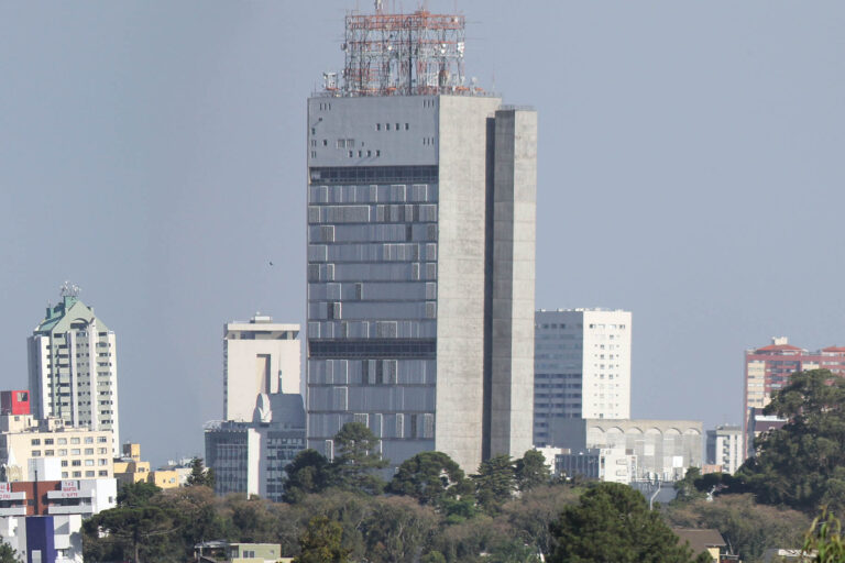 Telepar entrega acervo histórico ao Instituto Geográfico